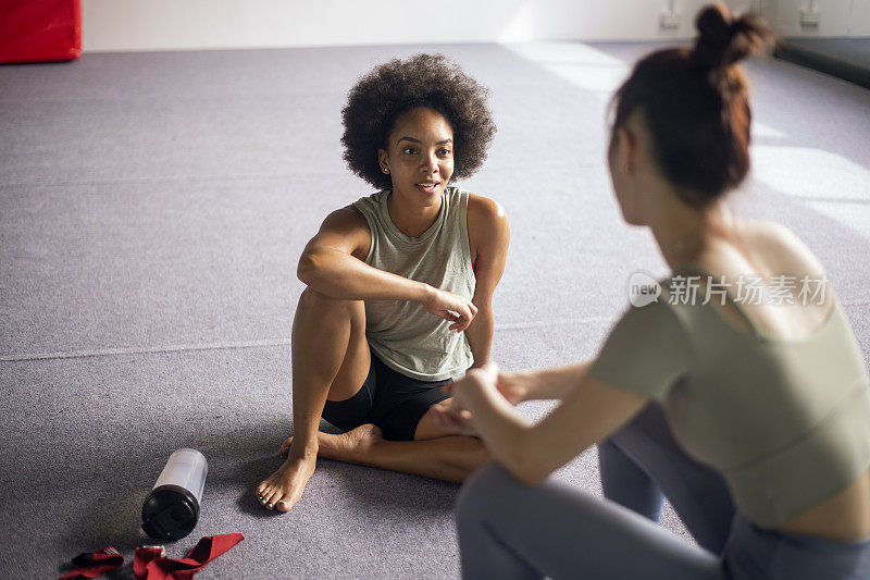 非裔美国妇女在锻炼后与她的中国朋友聊天