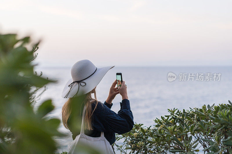 年轻女子在海滨风景放松