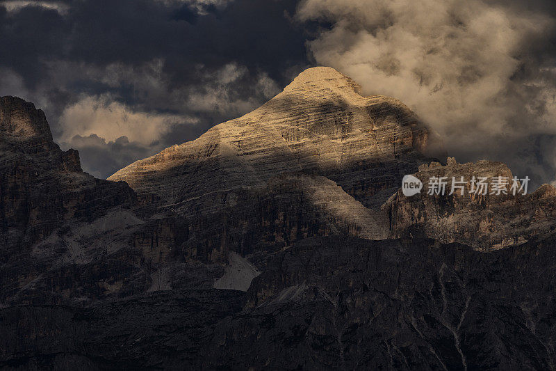 白云石标志性的户外景观:苍白山脉上的日落