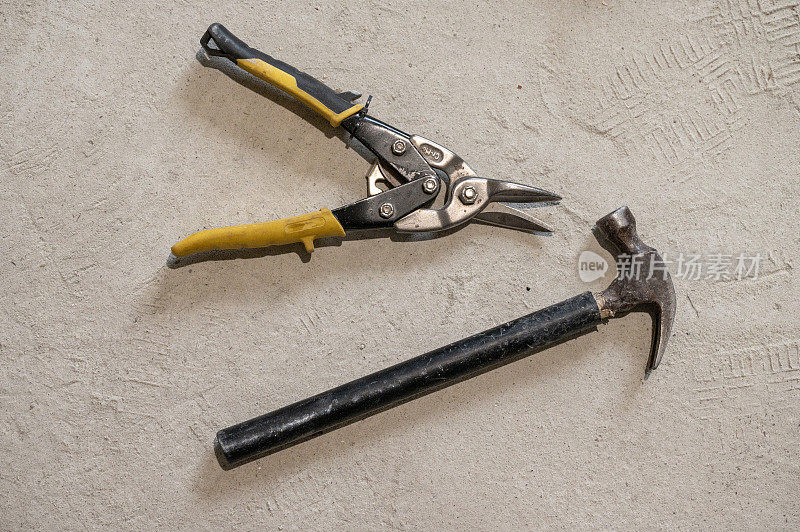 剪刀用于切割金属和金属建筑构件，锤子。