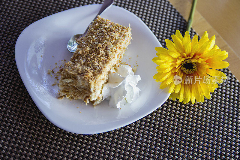 这款千福饼或拿破仑饼的馅料是黄色奶油