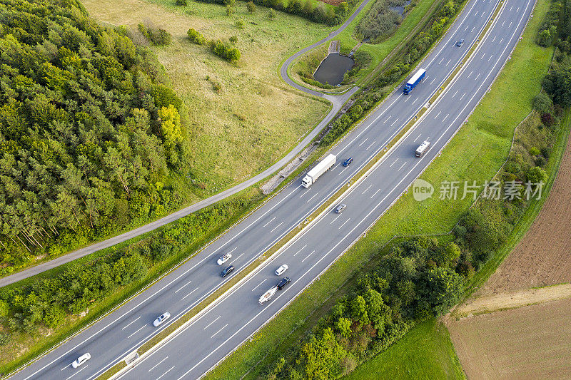 公路与卡车在农村地区，鸟瞰图