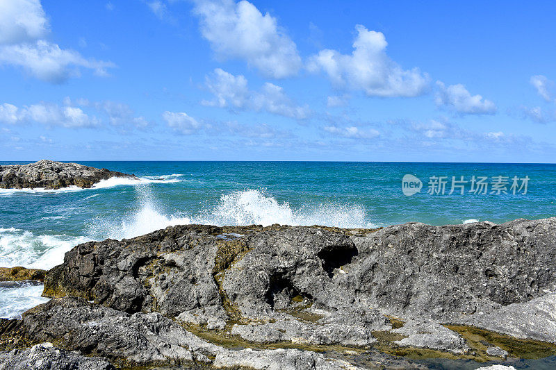 海岸线，岩石，大海和天空背景