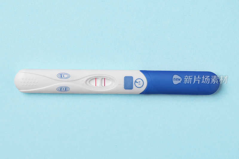 蓝色背景的妊娠检查呈蓝色阳性。