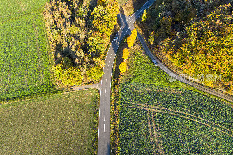 公路穿越秋日农业区-鸟瞰图