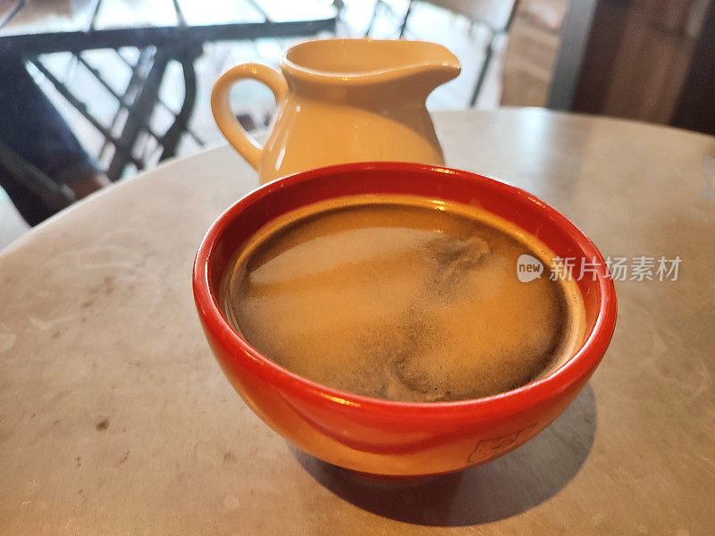 陶瓷杯与过滤咖啡和牛奶饮料在伊斯坦布尔土耳其