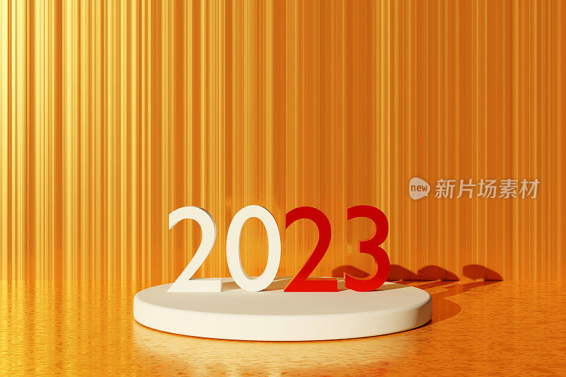 2023新年，2023号站在台座平台上，以金色条纹为背景