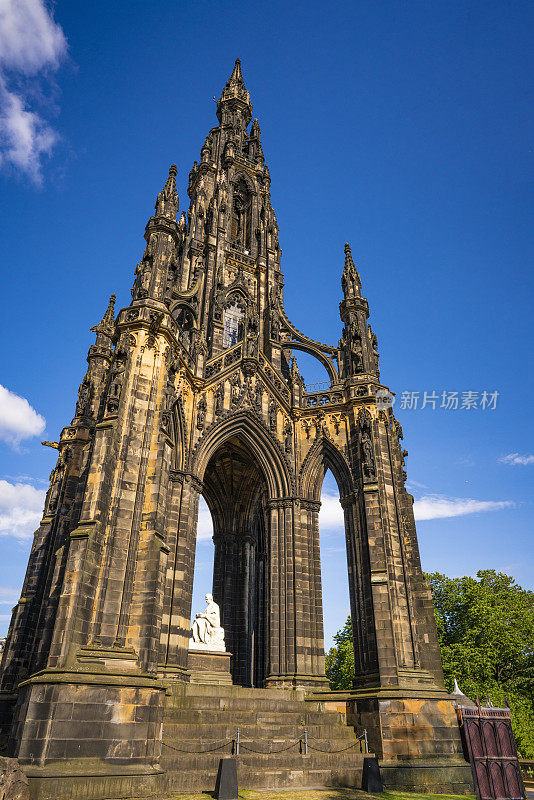 爱丁堡斯科特纪念碑是一座维多利亚哥特式纪念碑，纪念苏格兰人沃尔特·斯科特
