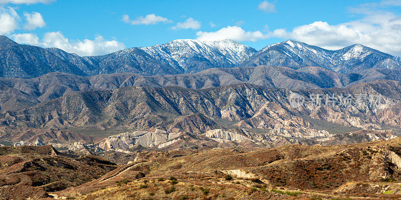 美国加利福尼亚州洛杉矶附近的圣加布里埃尔山脉风景全景图