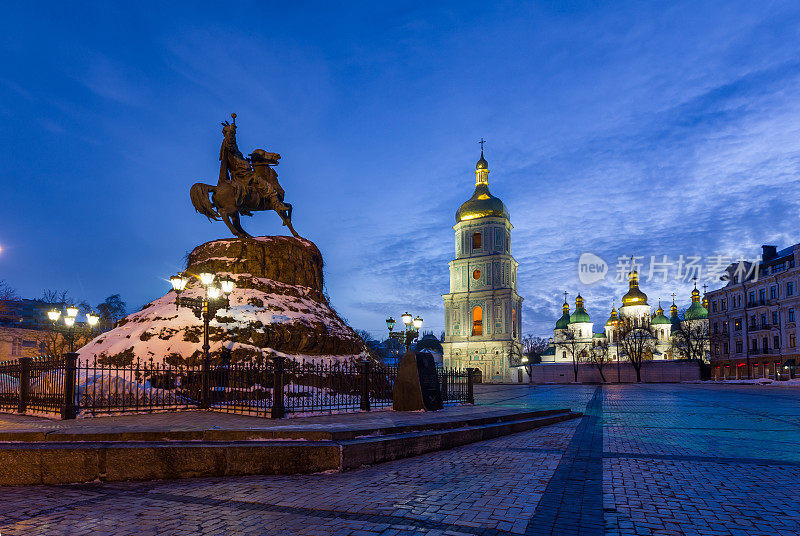 波赫丹·赫梅利尼茨基纪念碑在基辅索菲亚广场的黄昏照明;乌克兰。这座纪念碑建于1888年。