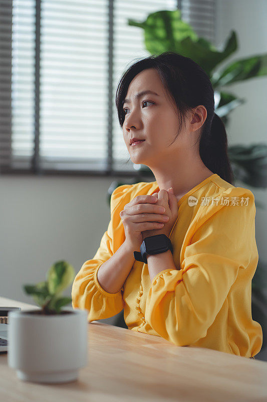 结婚后，坐在家里办公室的亚洲女性感到很难过。