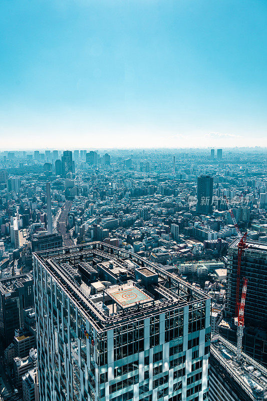 现代城市天际线鸟瞰新宿和涩谷地区，东京