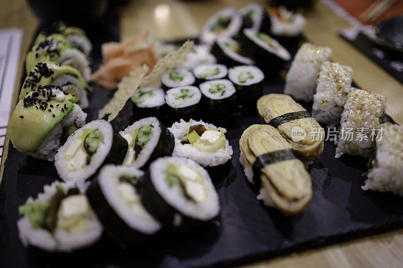 素食寿司卷在日本餐厅的盘子里