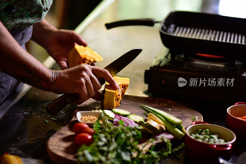 健康食品的准备。
厨师在米纳斯吉拉斯州工作并准备食物