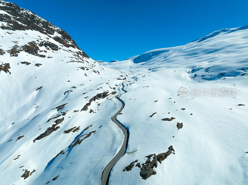 Geirangervegen雪上蜿蜒的山路鸟瞰图