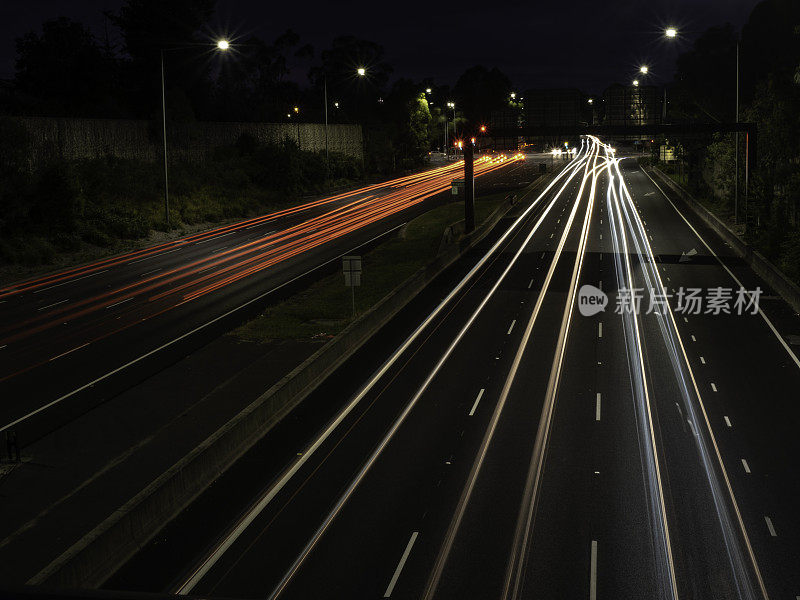 多车道高速公路上的轻轨