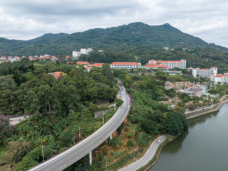 建筑，高速公路，城市绿化带