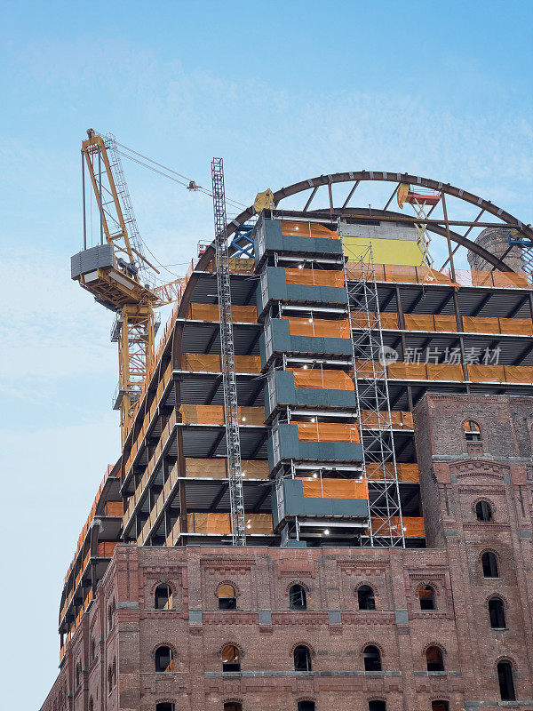 用起重机建造建筑物