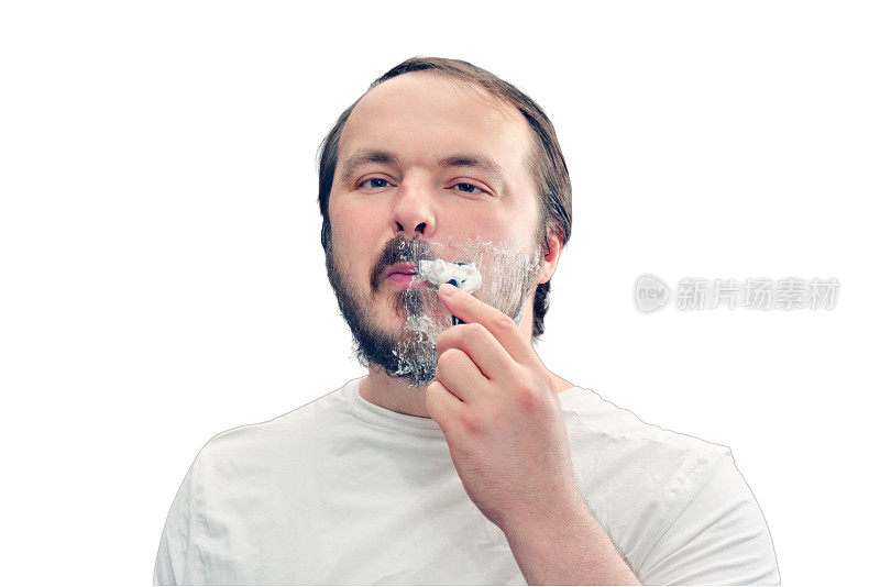成年男子刮胡子是他自己的生活方式，孤立在一个白色的背景上。冠状病毒疫情后恢复和恢复正常生活的概念
