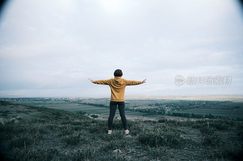 一位快乐的45岁妇女正在山上做晨练