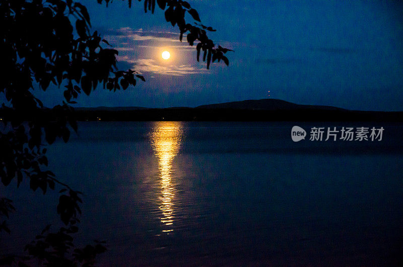 湖上的满月