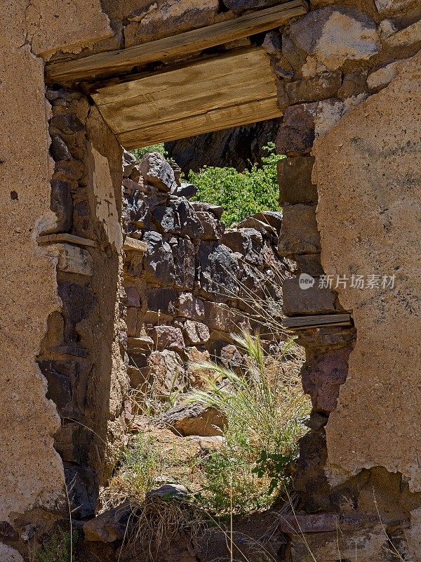 新墨西哥州奥根山小屋破碎的石头建筑外墙的窗户轮廓
