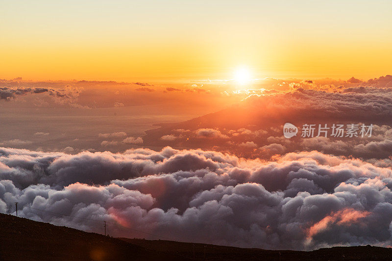 毛伊岛云层之上的日落