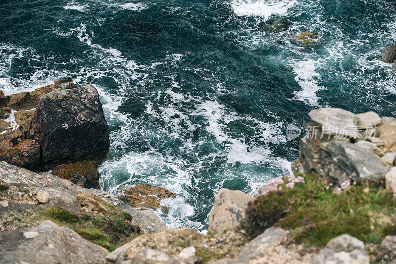 崎岖的海岸线和波涛汹涌的大海