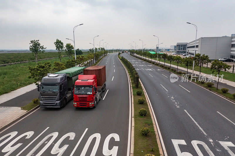 公路上行驶的卡车