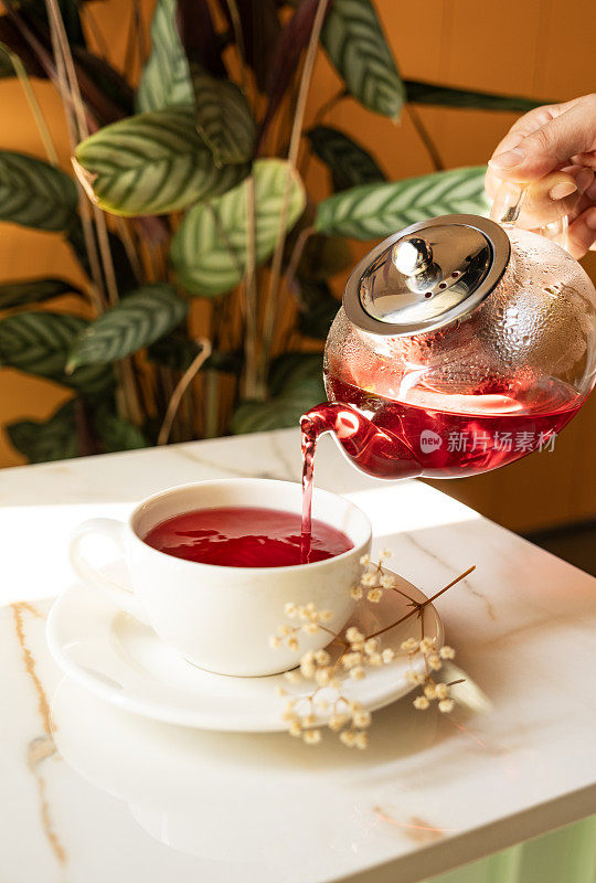 壶里的凉茶，空茶杯