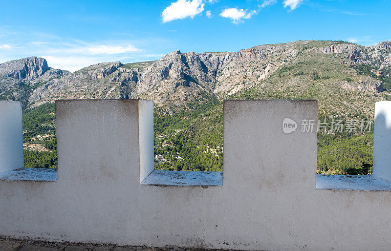 西班牙瓜达勒斯阿利坎特的塞拉埃坦山脉。多山的夏季景观和棱纹防御墙。