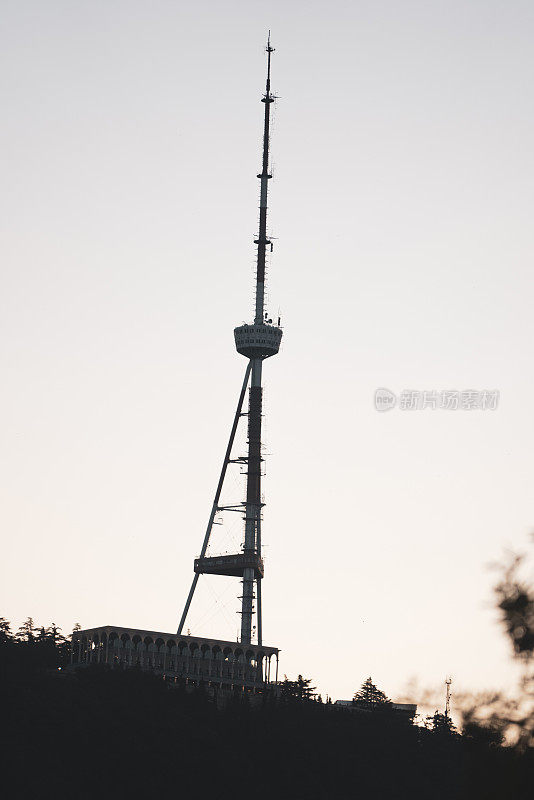 夕阳下的明大公园内的电视塔和缆车。