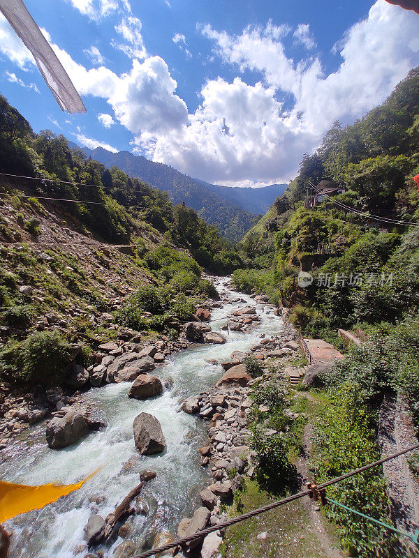 季风期间，喜马拉雅冰川河谷的美丽自然风光穿过喜马拉雅山脉郁郁葱葱的绿色森林