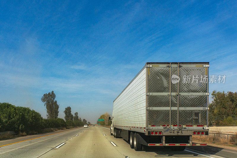 半卡车在加州5号州际公路上运输货物