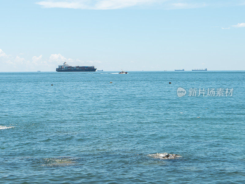 蓝蓝的头海，多云的天空