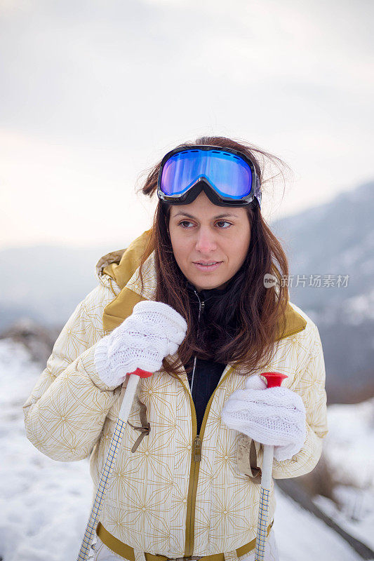 穿着雪鞋走在雪地里的女人