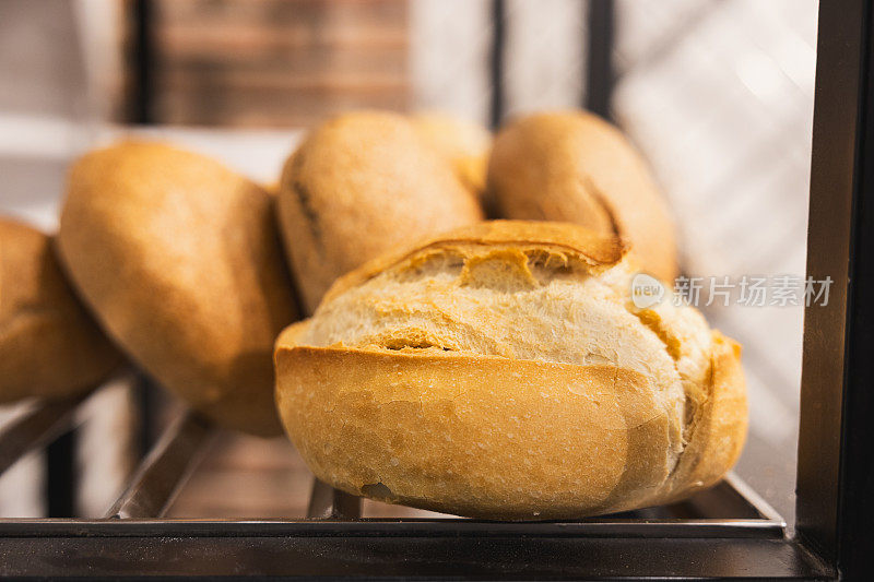手工面包在手工面包店新鲜出炉的手工面包。