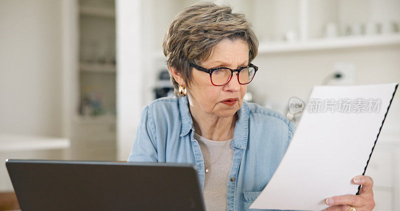 老年妇女，笔记本电脑和文件的财务，预算计划或开支在家里的客厅。成熟女性，忙于在电脑上处理金融投资、账单或抵押贷款的文书工作