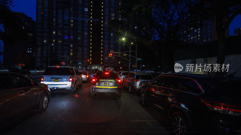 布鲁克林夜间交通堵塞:等待红灯的汽车。驱动板