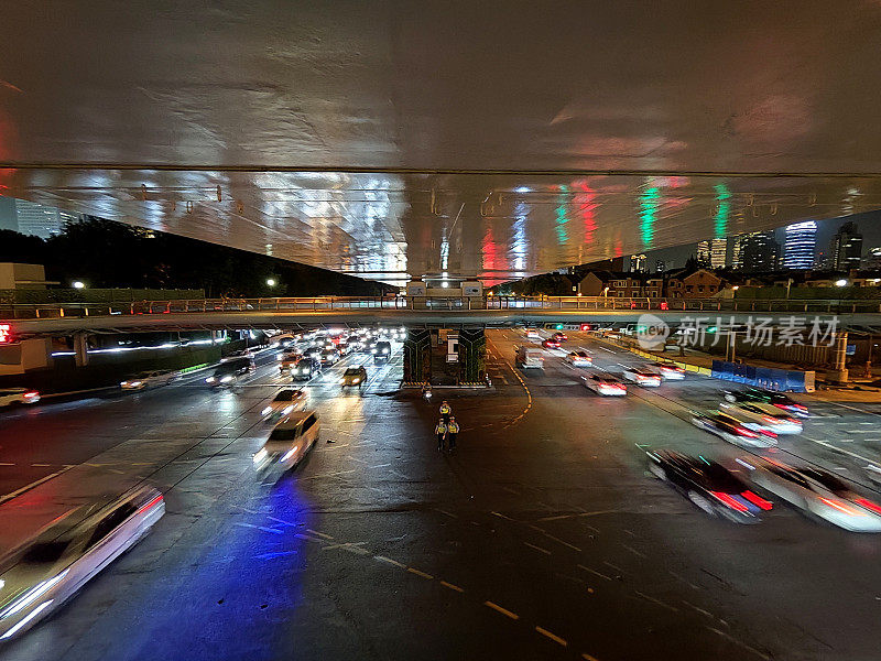 中国上海，延安路上的夜间交通