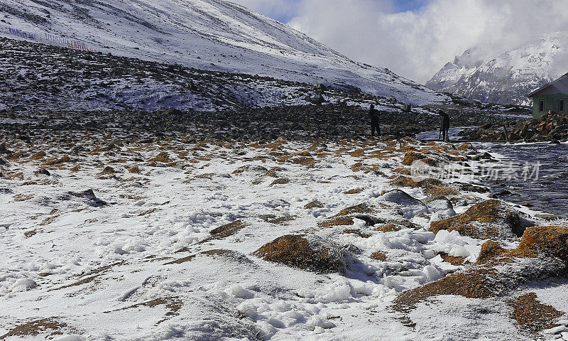 白雪皑皑的零点，美丽的高山山谷是印度锡金北部的热门旅游景点。山间河流拉崇楚流过山谷