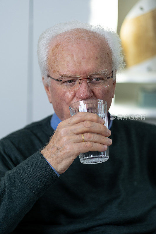 老人喝水