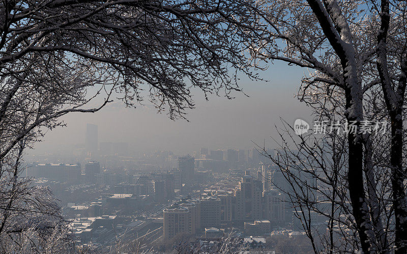 冬日，哈萨克斯坦城市阿拉木图上空笼罩着浓重的烟雾