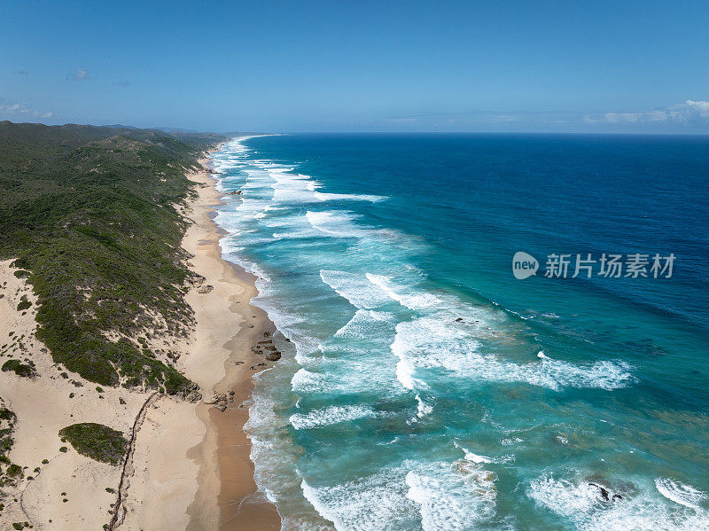 长沙滩和蓝绿色的大海