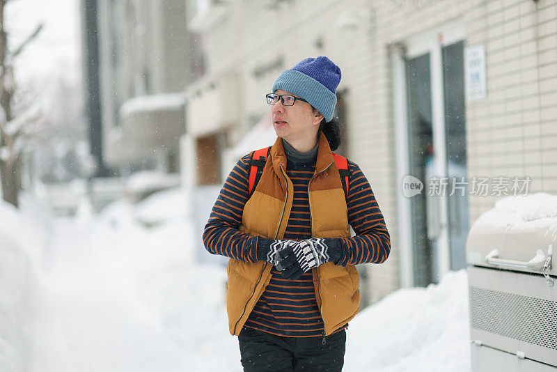 冬季旅游期间，一名男子在雪地上行走