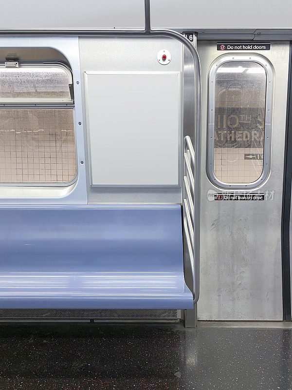 地铁座位和空白广告牌