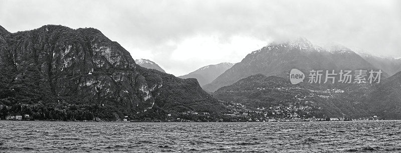 湖科莫村贝拉吉奥全景背景雪山意大利，欧洲的黑白