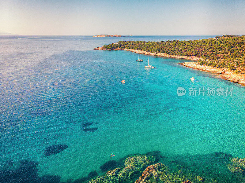 鸟瞰美丽的海滩上的希腊岛，海岸线与绿松石海