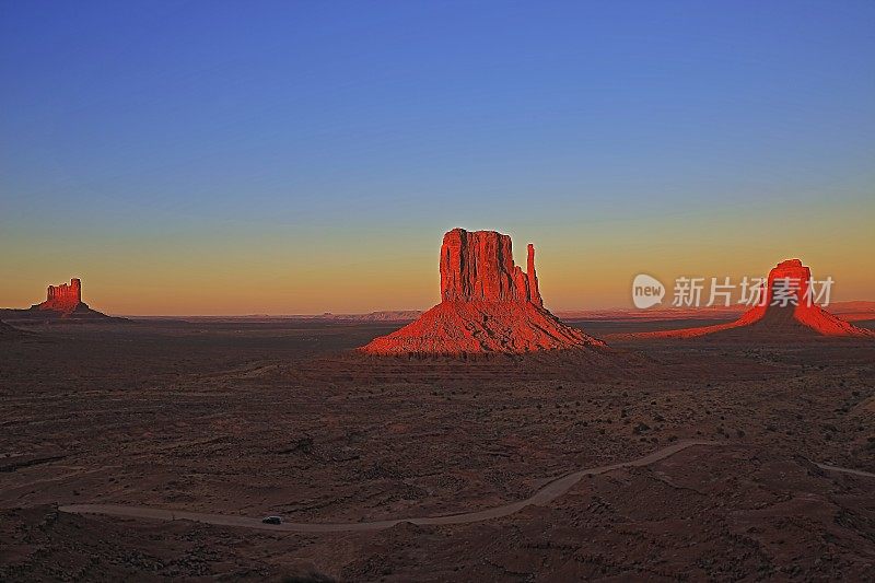 日落时在纪念碑谷的米滕斯-亚利桑那州与犹他州边境，美国，北美