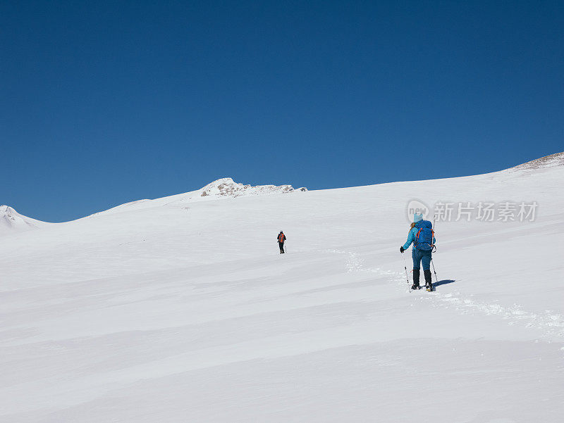 登山队员正在向这座高海拔山脉的顶峰攀登